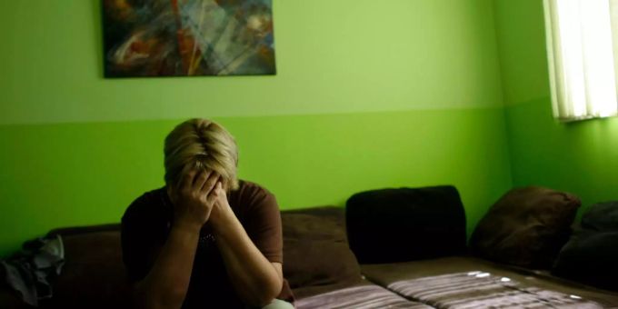 Das Parlament will Opfer von Stalking und häuslicher Gewalt besser schützen. Eine Frau in einem Frauenhaus in Serbien.