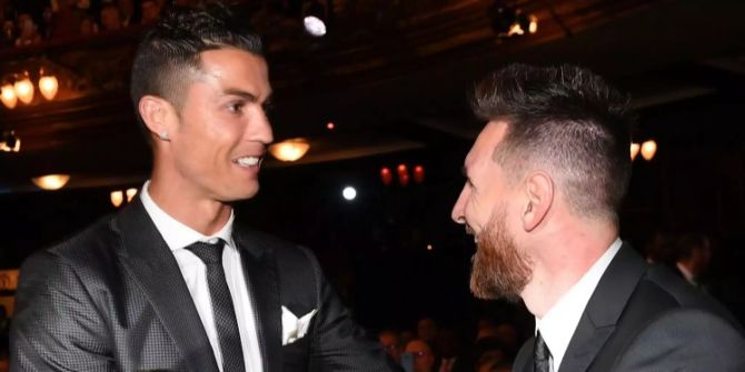 Lionel Messi gratuliert Cristiano Ronaldo am Ballon-d'Or-Wahl 2017.