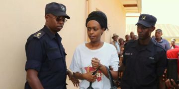 Die ehemalige ruandische Präsidentschaftskandidatin Diane Rwigara wird von Polizisten zu einem Gericht begleitet.