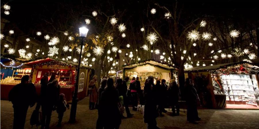 Lichter leuchten auf dem Münsterplatz in Basel.