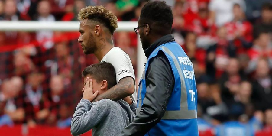 Neymar eskortiert ein Kind, das auf den Platz gestürmt war.