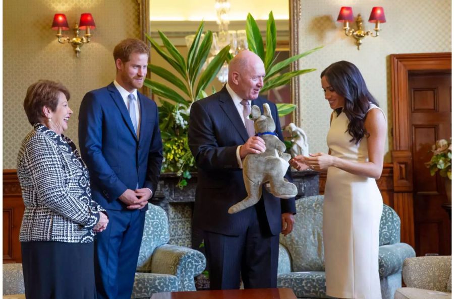 Der britische Generalgouverneur in Australien, Sir Peter Cosgrove, übergibt der schwangeren Herzogin Meghan ein Plüsch-Känguru für das Royal-Baby.