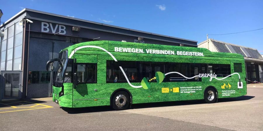 Der neue E-Bus der Basler Verkehrs-Betriebe steht vor dem Depot.