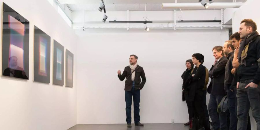 Michael Egloff, links, nominierter Fotograf in der Kategorie Werbung des Swiss Photo Award, präsentiert sein Projekt in 2017.