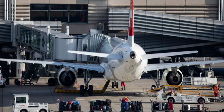 Ein Airbus der Swiss steht am Terminal A am Flughafen Zürich.