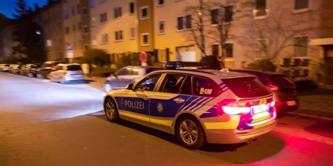 Die Polizei patroulliert nach dem Messerangriff durch den Nürnberger Stadtteil St. Johannis.