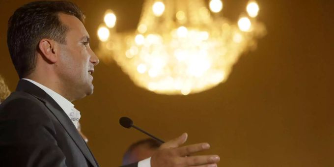 Zoran Zaev, Ministerpräsident von Mazedonien, spricht während einer Pressekonferenz mit Medienvertretern über das Zukunftsreferendum in seinem Land. Zoran Zaev, Ministerpräsident von Mazedonien, spricht während einer Pressekonferenz mit Medienvertretern über das Zukunftsreferendum in seinem Land.