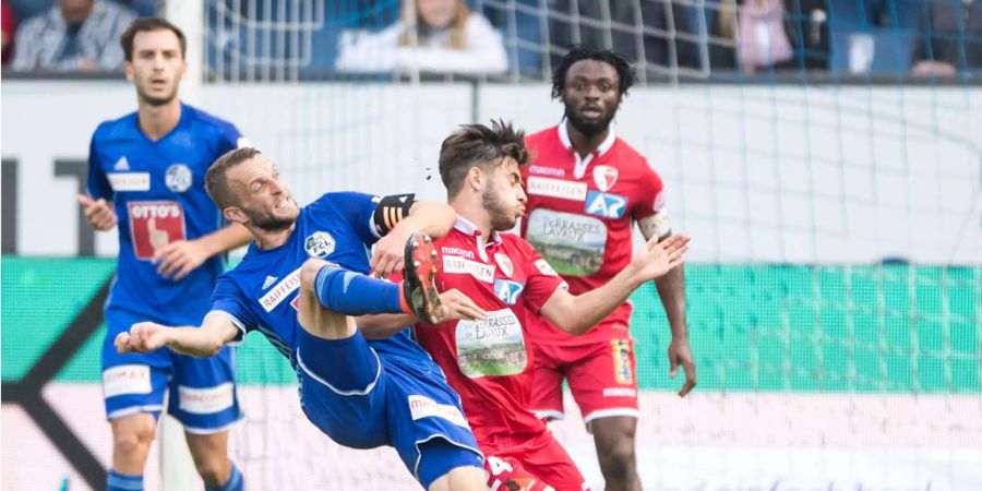 Luzern-Spieler Christian Schneuwly im Zweikampf.