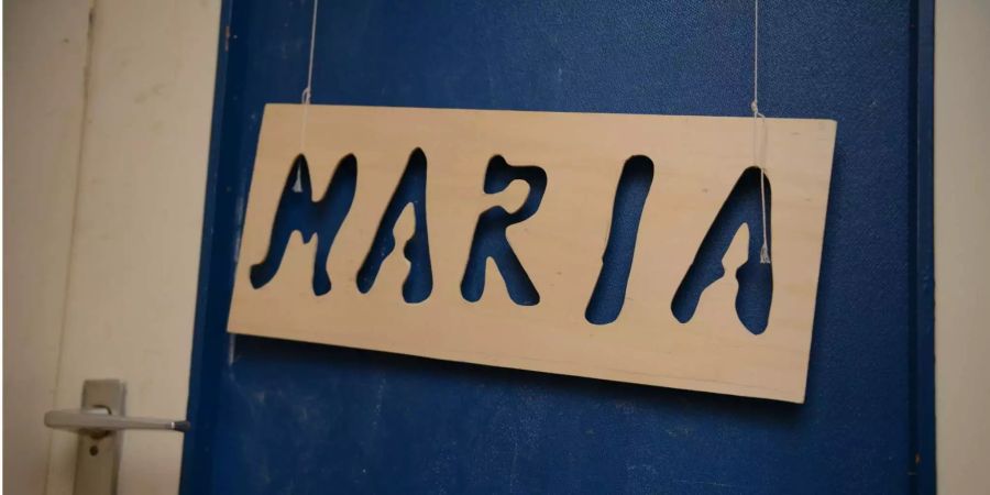 Das Namensschild der verschwundenen Maria hängt an ihrer Zimmertür in der Wohnung der Mutter.
