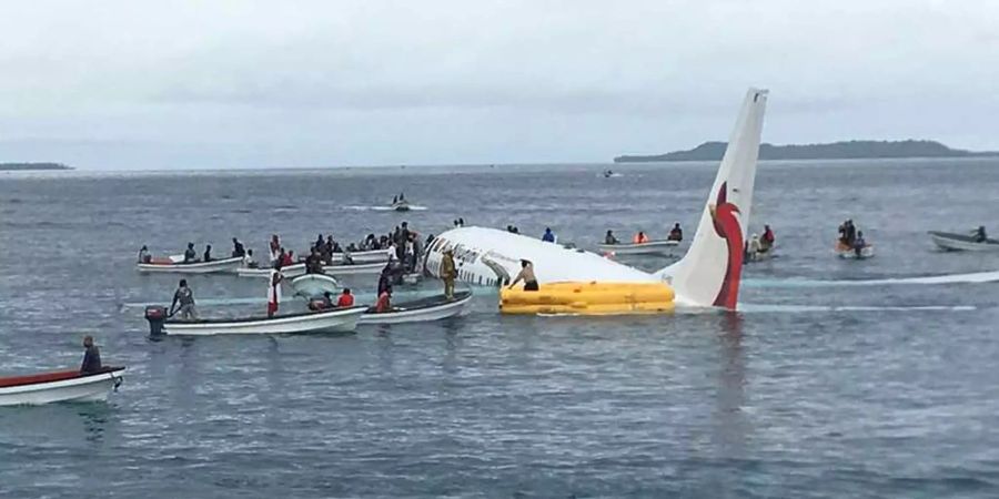 Einheimische Fischer helfen den Passagieren und Besatzungsmitgliedern des verunglückten Air Niugini-Flugs.