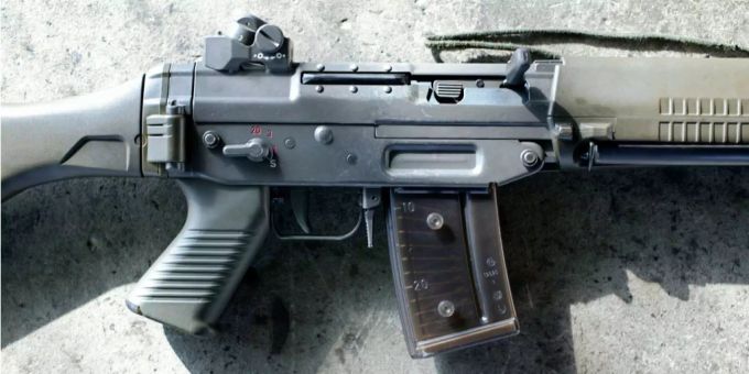 Aufnahme des Stgw 90 anlaesslich der Rekrutenschule Panzer RS 21-2 am 29. September 2004 auf dem Waffenplatz Thun. Aufnahme des Stgw 90 anlaesslich der Rekrutenschule Panzer RS 21-2 am 29. September 2004 auf dem Waffenplatz Thun.