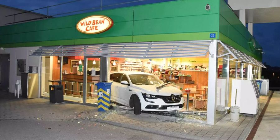 Weisses Auto in "Wild Bean Cafe" Tankstelle - zvg Kantonspolizei St. Gallen