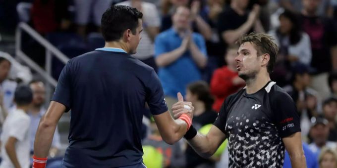 Stan Wawrinka gratuliert Milos Raonic zum gewonnenen Spiel. Stan Wawrinka gratuliert Milos Raonic zum gewonnenen Spiel.