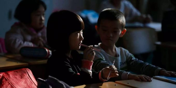 Chinesische Schülerinnen und Schüler sitzen in einem Schulzimmer. (Archivbild) china schulen