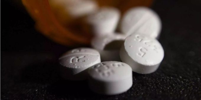 Werden chronische Schmerzen mit Opioid-Medikamenten behandelt, kann aus der Langzeit-Anwendung eine Abhängigkeit entstehen. Werden chronische Schmerzen mit Opioid-Medikamenten behandelt, kann aus der Langzeit-Anwendung eine Abhängigkeit entstehen.
