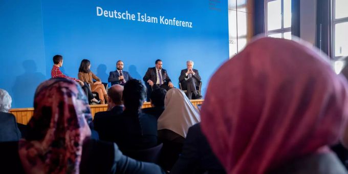 Die Podiumsdiskussion der Auftaktveranstaltung zur 4. Deutschen Islam-Konferenz des Bundesinnenministeriums findet statt. Die Podiumsdiskussion der Auftaktveranstaltung zur 4. Deutschen Islam-Konferenz des Bundesinnenministeriums findet statt.