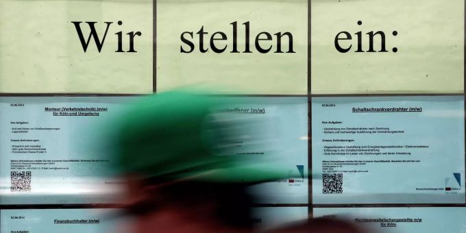 Millionen Arbeitnehmer in Vollzeit verdienen sehr wenig. (Symbolbild) Stellenanzeigen hängen im Fenster einer Zeitarbeitsfirma.