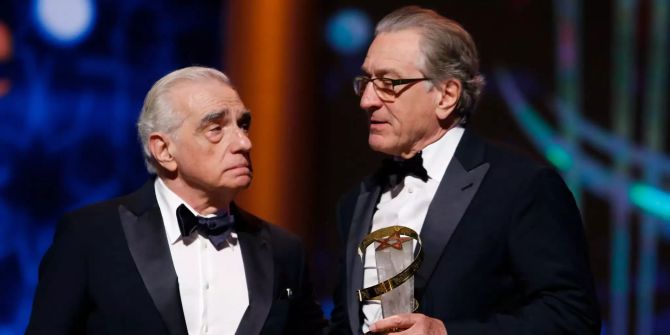 Robert De Niro (r) steht neben US-Regisseur Martin Scorsese, von dem er bei 17. Marrakech International Film Festival ausgezeichnet wurde.