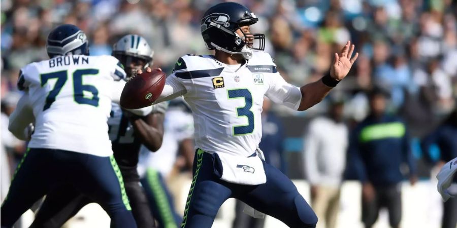 Russell Wilson ist im letzten Viertel eine Bank: Der Quarterback führt die Seattle Seahawks zum zweiten Mal in Serie im letzten Viertel zum Sieg in letzter Sekunde. Und das gegen einen direkten Konkurrenten um die Wild-Card-Plätze. Zunächst wirft er bei einem vierten Versuch einen perfekten Touchdown auf Moore, anschliessend bedient er in der letzten Minute Tyler Lockett kurz vor der Endzone. Kicker Sebastian Janikowski hat danach keine Probleme das entscheidende Field Goal zum 30:27 über die Carolina Panthers zu versenken.