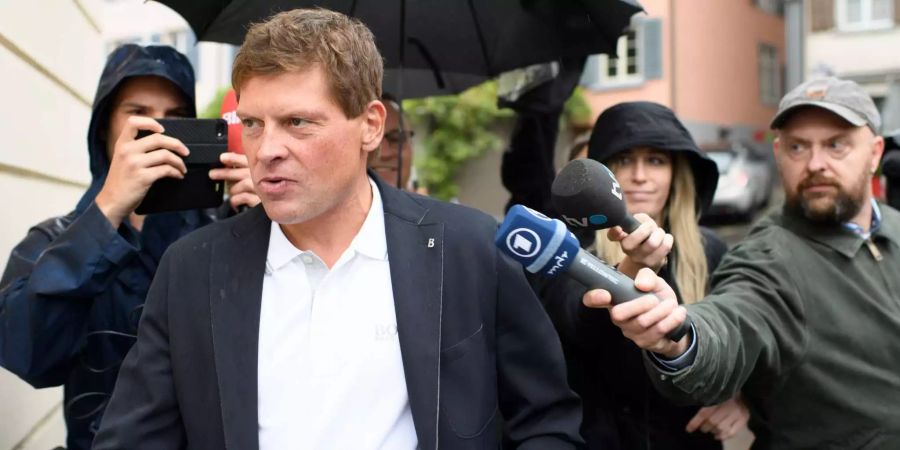 Der ehemalige deutsche Rennradfahrer Jan Ullrich trifft am Rathaus in Weinfelden TG ein.