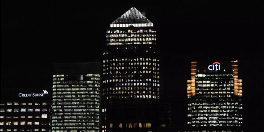 Ein Ausblick bei Nacht auf das Finanzviertel in London.