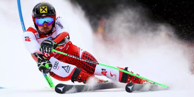 Marcel Hirscher fährt in Alta Badia die Piste herunter.