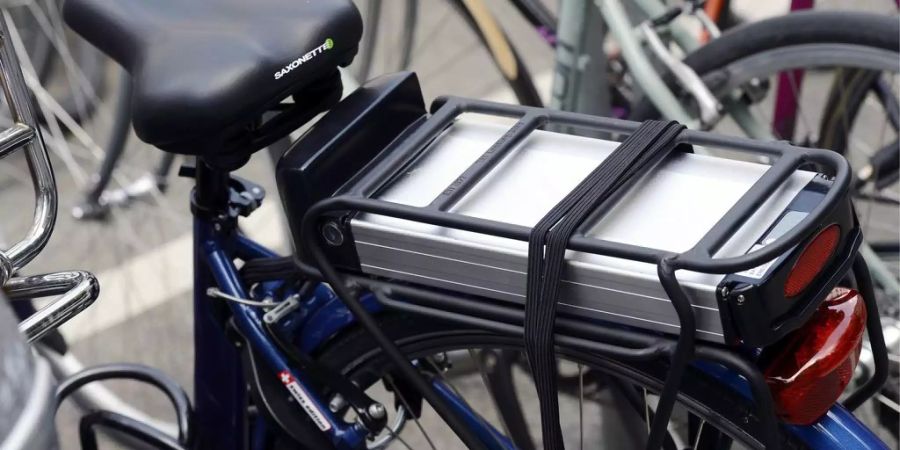 Die Batterie eines E-Bikes in einem Geschäft.