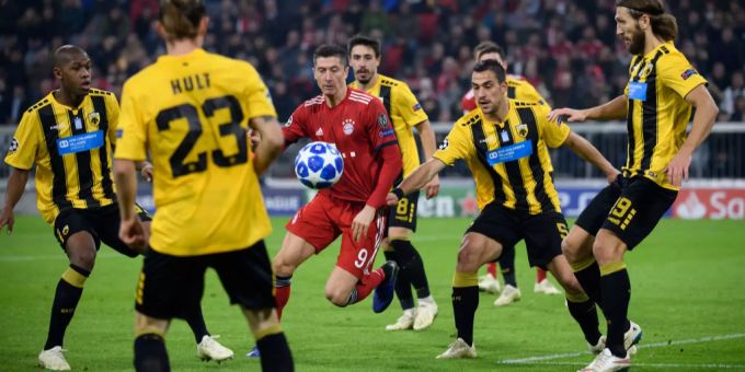 Robert Lewandowski von München kämpft mit den Spielern von Athen um den Ball. lewandowski bayern aek athen