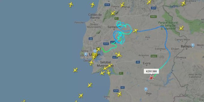 Die Maschine der Air Astana fliegt über Portugal mehrere Kurven. flightradar