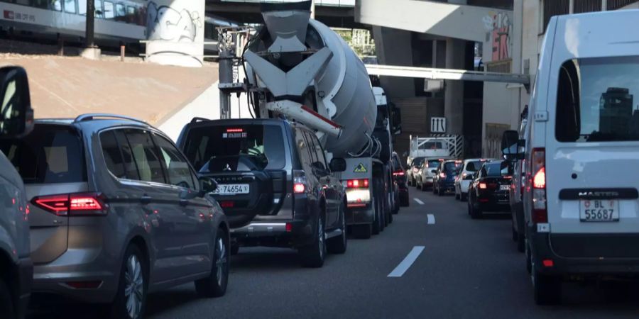 Der Verkehr auf einer Autobahn in Basel.