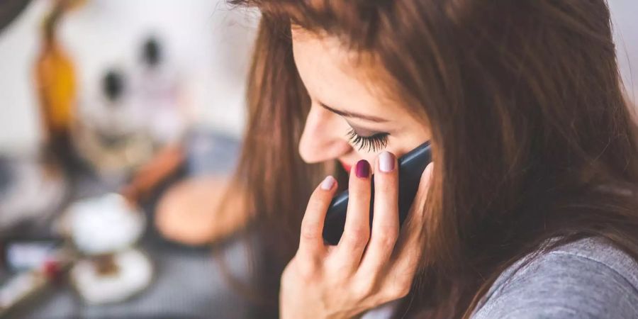 Eine Frau telefoniert mit ihrem Handy.