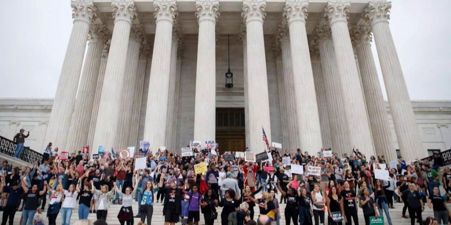 Aktivisten protestieren nach der Wahl von Kavanaugh vor dem Supreme Court in Washington.