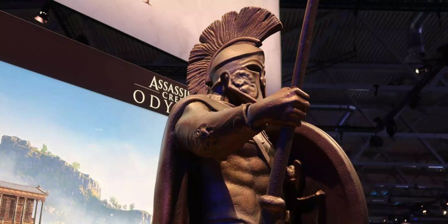 Auch Ubisoft stellte vor dem Stand zu seinem Spiel Assassin's Creed Odyssey eine Statue auf.