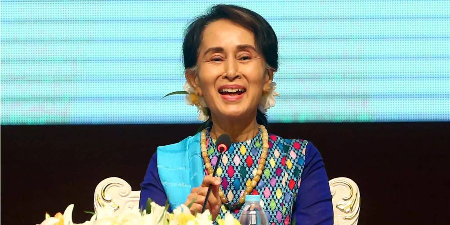 Aung San Suu Kyi, Nobelpreisträgerin und Regierungschefin von Myanmar, hält in Naypyidaw eine Rede.