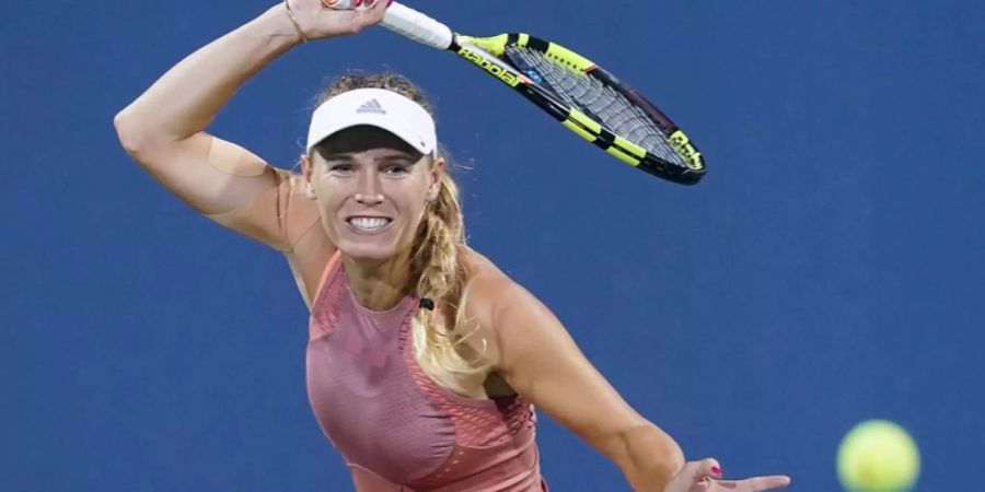 Caroline Wozniacki schaut ihrer Vorhand hinterher