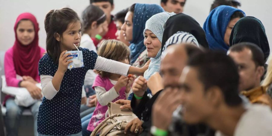 Asylbewerber warten im «Ankunftszentrum für Flüchtlinge» in Giessen (D).