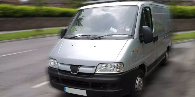 Ein Kleintransporter fährt auf einer Strasse. (Symbolbild) transporter