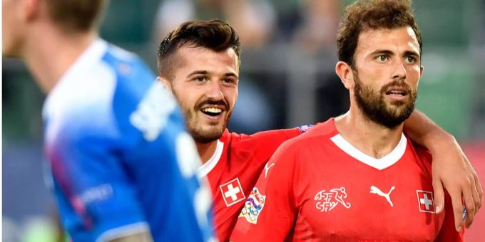 Albian Ajeti (Mitte) mit Nati-Kollege Admir Mehmedi. Albian Ajeti (Mitte) mit Nati-Kollege Admir Mehmedi.