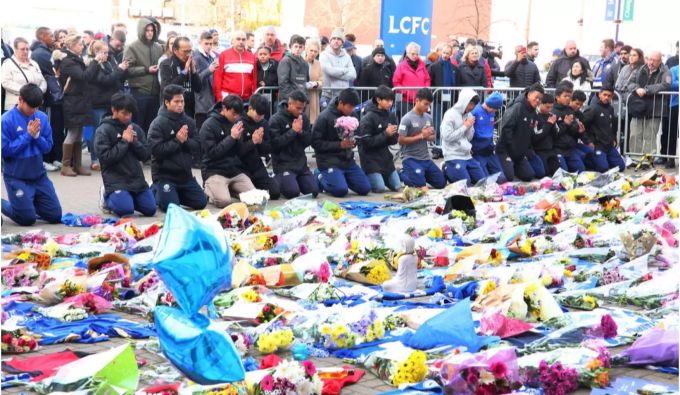 Die Anteilnahme ist riesig. Vor dem Stadion konnten Blumen und Banner auf den Boden gelegt werden. Leicester