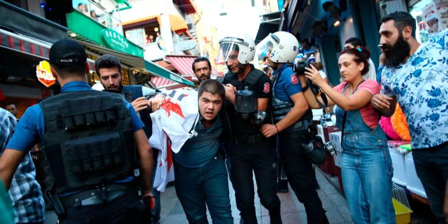 Türkische Polizisten verhaften einen Demonstranten, der gegen die Arbeitsbedingungen am Istanbuler Flughafen protestiert.