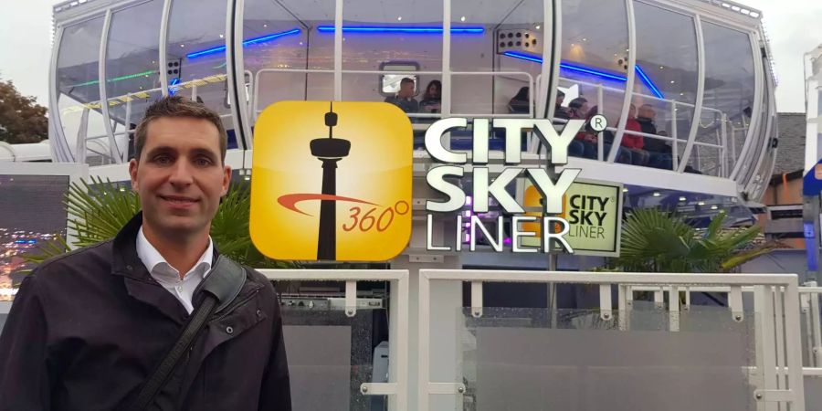 Daniel Arni, Leiter Messen und Märkte, vor dem City Skyliner mit 71 Meter Höhe, wo man über ganz Basel sehen kann.