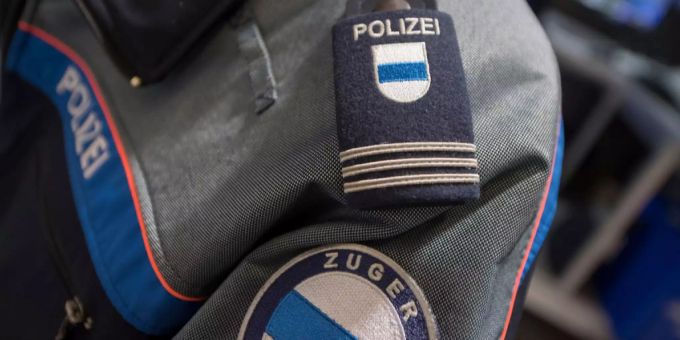 Ein Mitarbeiter der Zuger Polizei. (Symbolbild) brand in cham