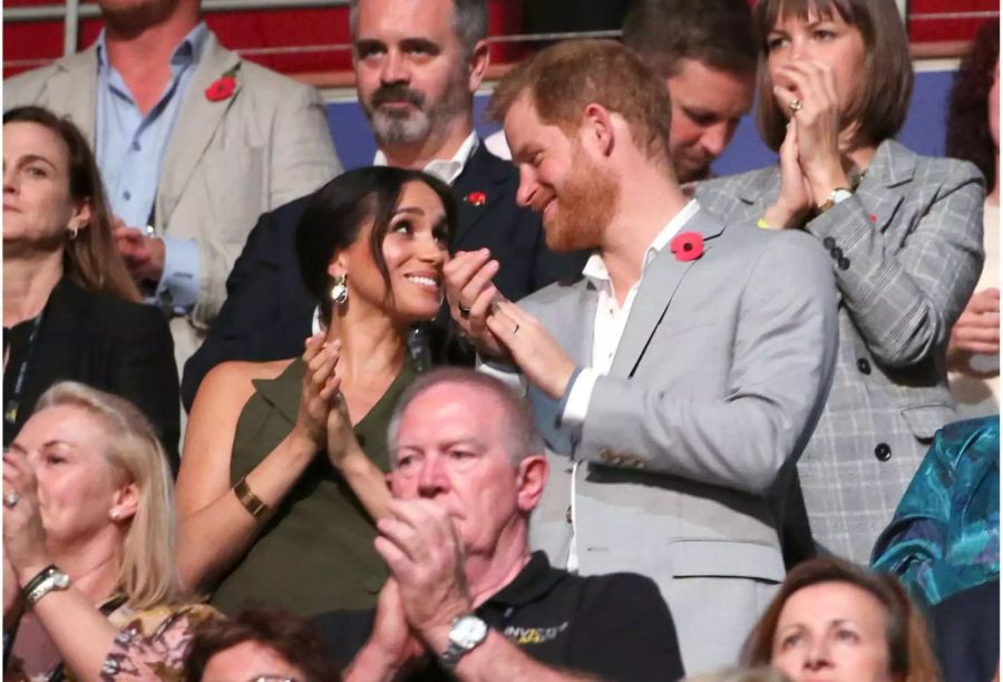 Prinz Harry und Herzogin Meghan applaudieren bei der Abschlusszeremonie der Invictus Games in Sydney.