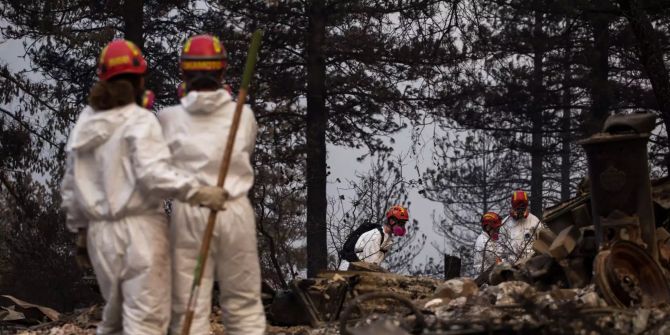 Die Such- und Rettungsteams des Santa Clara County Sheriffs setzen die Suche nach vermissten Opfern des Camp-Fire in Magalia, Kalifornien, fort.