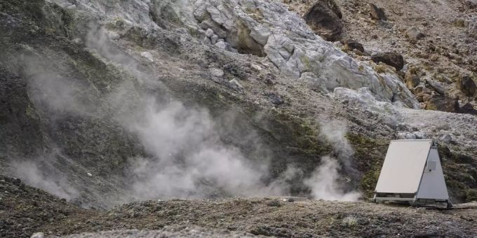 Ein Dampfender Krater des Campi Flegrei nahe Neapel (I). Ein Dampfender Krater des Campi Flegrei nahe Neapel (I).