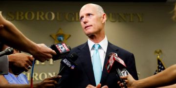 Rick Scott, der Gouverneur vom US-Bundesstaat Florida, spricht zu Journalisten über eine mögliche Veränderung des Waffenrechts.