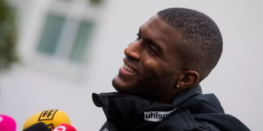 Anthony Modeste, Stürmer, beantwortet vor dem Training des Fussball Zweitligisten 1. FC Köln Fragen von Journalisten.