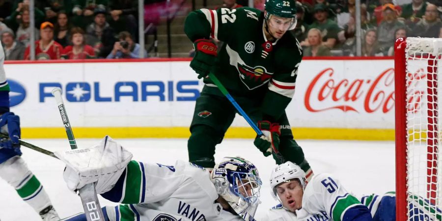 Nino Niederreiter beim Versuch, für die Minnesota Wild ein Tor zu schiessen.