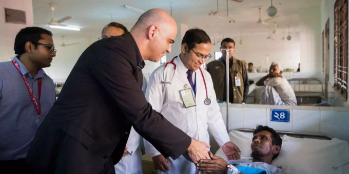 Alain Berset überreicht dem Distrikt-Spital 100 von der Schweiz finanzierte Betten und mehrere diagnostische Geräte. berset