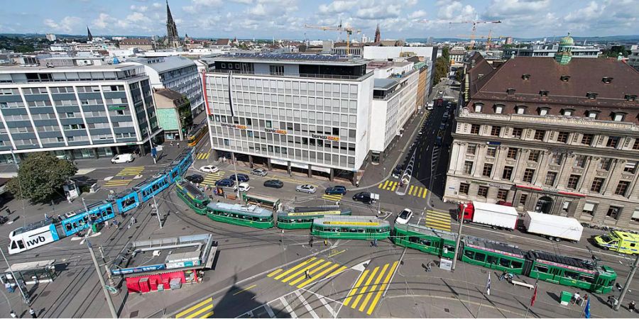 Am Basler Aeschenplatz erreignete sich am Mittwoch ein Tramunfall mit einem Jungen.